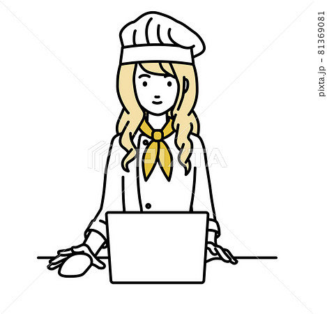 デスクで座ってPCを使っている調理師の女性 デスクで座ってPCを使っている調理師の女性 81369081