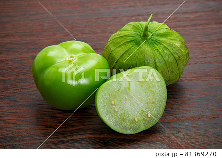 メキシコ料理サルサベルデ用のトマティーヨ メキシコ料理サルサベルデ用のトマティーヨ 81369270