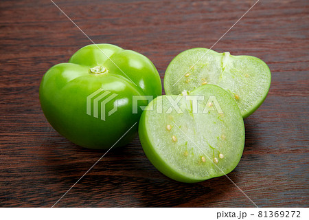 メキシコ料理サルサベルデ用のトマティーヨ メキシコ料理サルサベルデ用のトマティーヨ 81369272