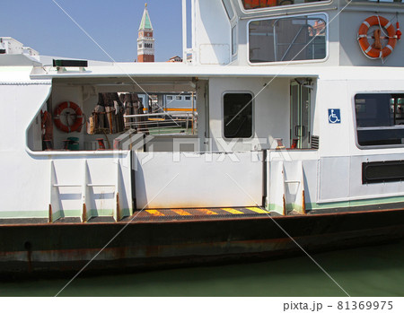 Water bus Venice 81369975