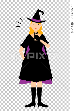 ハロウィンの仮装、魔女姿の女性が胸を叩いているお任せあれのポーズ 81370768