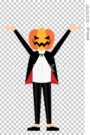 ハロウィンの仮装、カボチャのお化け姿の男の子が両腕を上げるポーズ 81370797