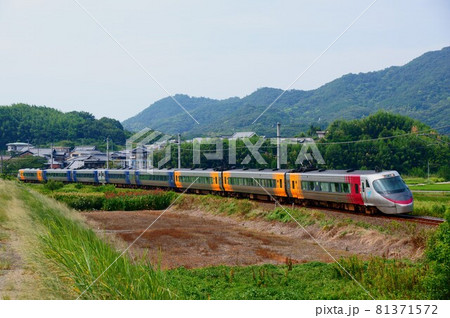 予讃線：宅間～みのを走る8000系・特急しおかぜ 81371572