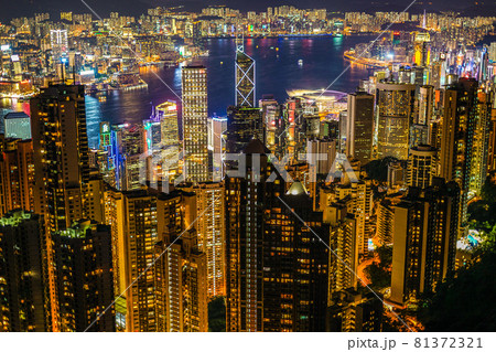 ヴィクトリアピークから見える香港の夜景 81372321