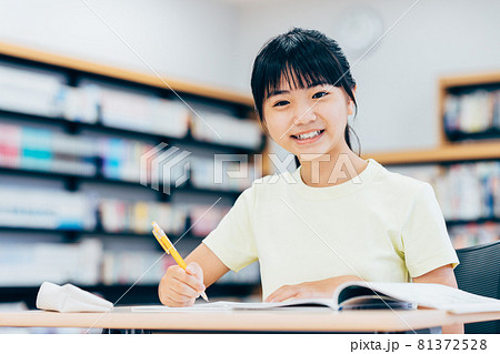 図書室で勉強する小学生の女の子　撮影協力：中央工学校附属日本語学校 81372528