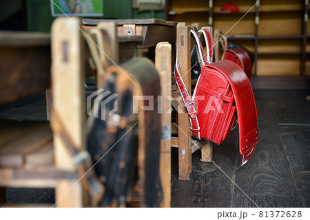 廃校の赤いランドセル 81372628