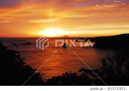 伊豆下田の朝焼け 81372921