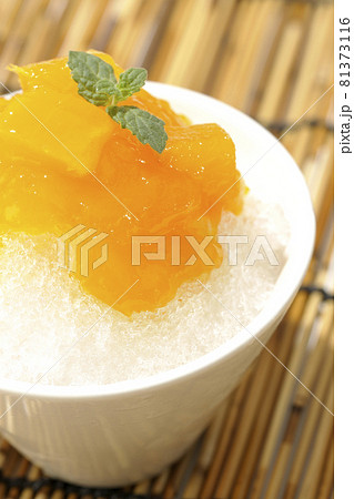 果肉入りのマンゴーシロップがかかったかき氷 果肉入りのマンゴーシロップがかかったかき氷 81373116