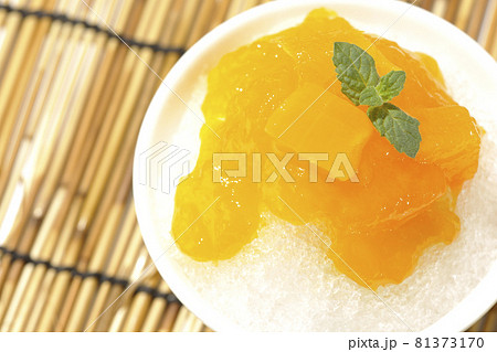 果肉入りのマンゴーシロップがかかったかき氷を俯瞰で撮影 果肉入りのマンゴーシロップがかかったかき氷を俯瞰で撮影 81373170