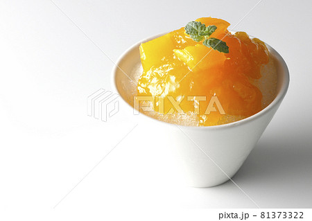 果肉入りのマンゴーシロップがたっぷりとかかったかき氷を白背景で撮影 果肉入りのマンゴーシロップがたっぷりとかかったかき氷を白背景で撮影 81373322