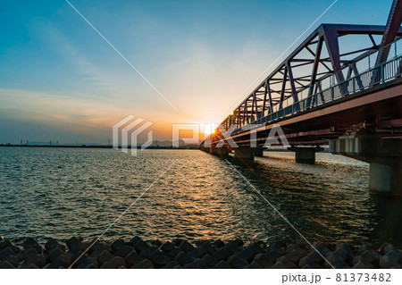 夕日に染まる橋 夕日に染まる橋 81373482