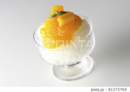 果肉入りのマンゴーシロップがたっぷりとかかったかき氷を白背景で撮影 果肉入りのマンゴーシロップがたっぷりとかかったかき氷を白背景で撮影 81373769