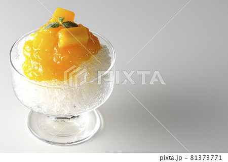 果肉入りのマンゴーシロップがたっぷりとかかったかき氷を白背景で撮影 果肉入りのマンゴーシロップがたっぷりとかかったかき氷を白背景で撮影 81373771