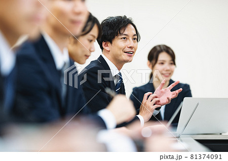 会議で話すビジネスマン 会議で話すビジネスマン 81374091