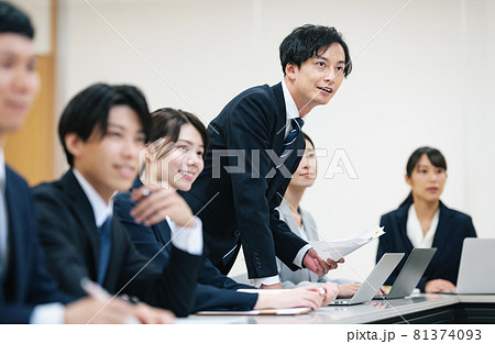 会議で発表するビジネスパーソン 81374093