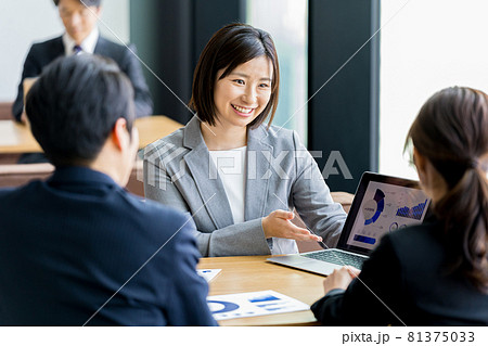 オフィスで商談するビジネスウーマン 81375033