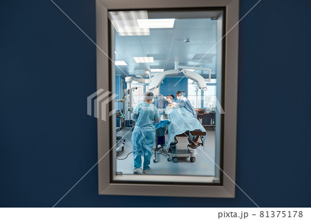A snapshot at the entrance to the operating room, through the door, operating unit, surgery performing the real operation. 81375178