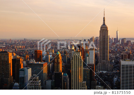 黄昏のニューヨーク・ミッドタウンの風景 アメリカ合衆国ニューヨーク州ニューヨーク市 黄昏のニューヨーク・ミッドタウンの風景 アメリカ合衆国ニューヨーク州ニューヨーク市 81375550