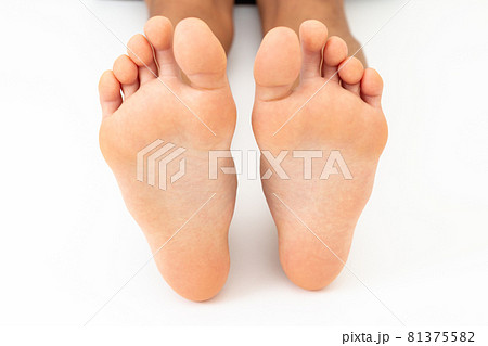 子供の足　白バック 81375582