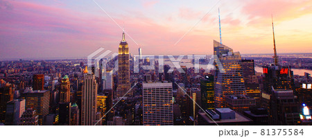 黄昏のエンパイアステートビルの風景 アメリカ合衆国ニューヨーク州ニューヨーク市 黄昏のエンパイアステートビルの風景 アメリカ合衆国ニューヨーク州ニューヨーク市 81375584