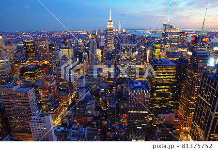 夕暮れ時のニューヨーク　ミッドタウンの光景　アメリカ合衆国ニューヨーク州ニューヨーク市 81375752