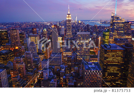 夕暮れ時のニューヨーク　ミッドタウンの光景　アメリカ合衆国ニューヨーク州ニューヨーク市 81375753