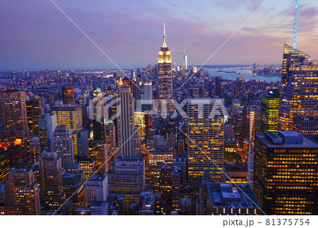 夕暮れ時のニューヨーク　ミッドタウンの光景　アメリカ合衆国ニューヨーク州ニューヨーク市 81375754
