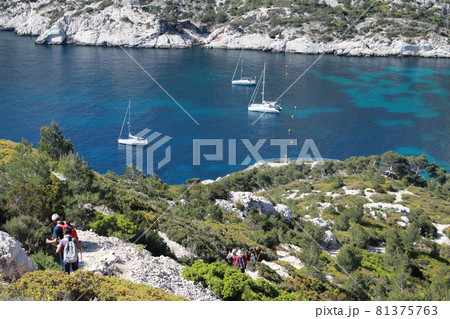 海とボートを見下ろす絶景のハイキング 海とボートを見下ろす絶景のハイキング 81375763