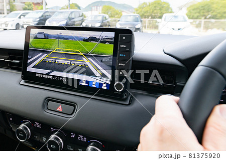 自動車駐車時のバックモニター 81375920