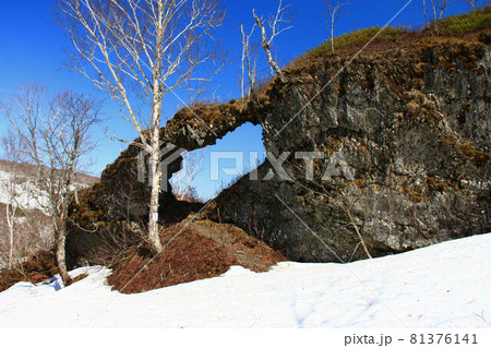 昆布岳登山道のめがね岩 81376141