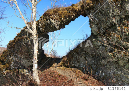 昆布岳登山道のめがね岩 昆布岳登山道のめがね岩 81376142