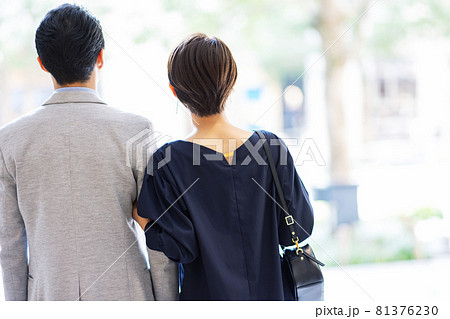 お店から出る夫婦の後ろ姿　撮影協力：g GIFT AND LIFESTYLE 81376230
