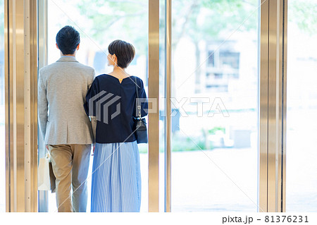 お店から出る夫婦の後ろ姿　撮影協力：g GIFT AND LIFESTYLE 81376231