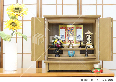 家具調仏壇に飾られた西本願寺の仏具 81376360