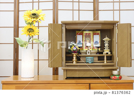 家具調仏壇に飾られた東本願寺の仏具2 家具調仏壇に飾られた東本願寺の仏具2 81376362