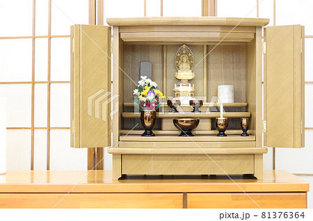 家具調仏壇に飾られた現代風仏具 81376364