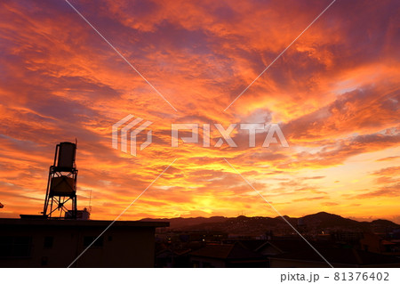 高架水槽と鮮やかな夕焼け 81376402