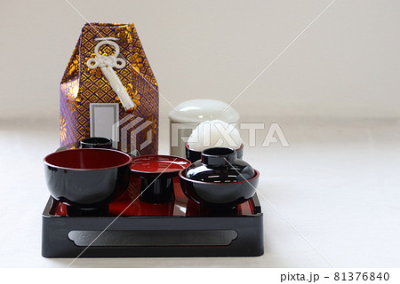 骨壺の前にお供えされたお膳とご飯コピースペース 骨壺の前にお供えされたお膳とご飯コピースペース 81376840