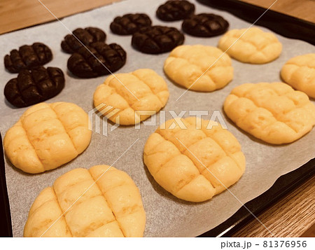 焼く前のメロンパン形クッキー 81376956