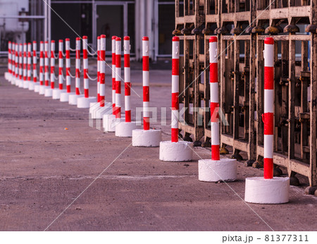 Red white pylons Alerts traffic warning Red white pylons Alerts traffic warning 81377311