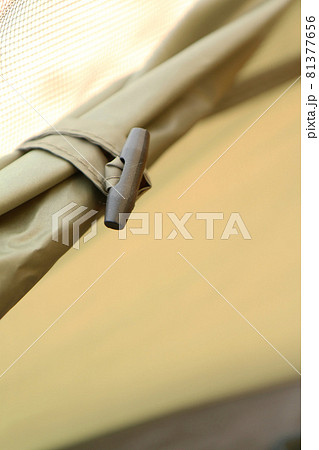トグルで止めたキャンプ用テントの幕 81377656