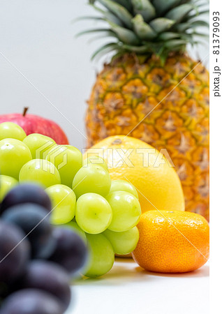 果物いっぱいのイメージ写真 81379093