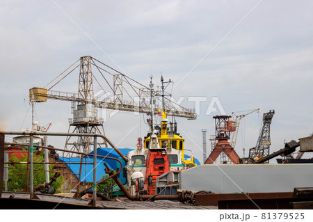 Old rusty cranes and steamers in the port Old rusty cranes and steamers in the port 81379525