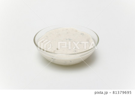 白背景のガラスのボウルに入ったタルタルソース 81379695