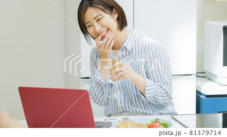 オンライン飲み会をする若い女性 オンライン飲み会をする若い女性 81379714