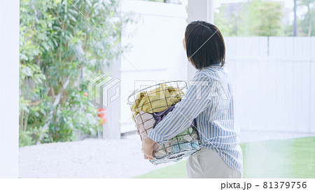 洗濯物を持った若い女性 洗濯物を持った若い女性 81379756