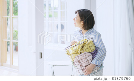 洗濯物を持った若い女性 洗濯物を持った若い女性 81379760