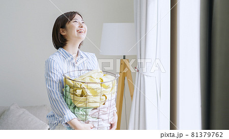 洗濯物を持った若い女性 洗濯物を持った若い女性 81379762