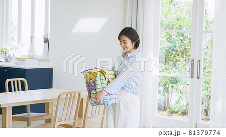 洗濯物を持った若い女性 洗濯物を持った若い女性 81379774