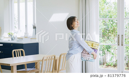 洗濯物を持った若い女性 洗濯物を持った若い女性 81379776